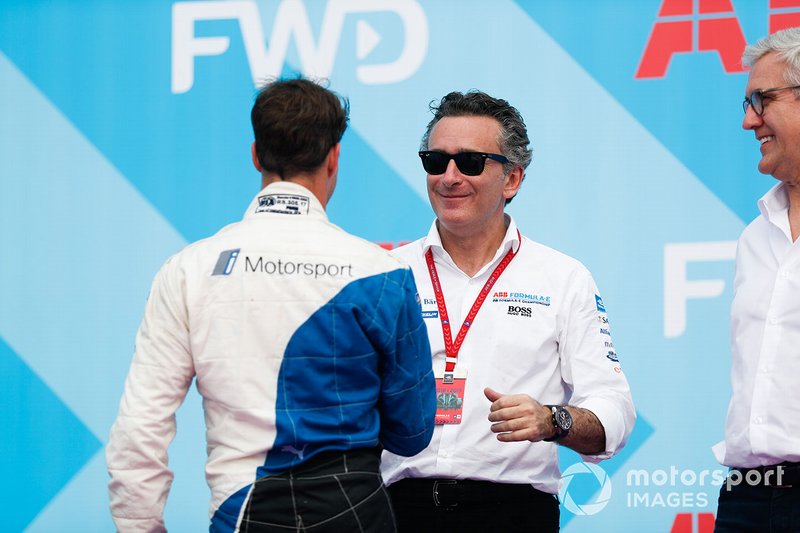 Antonio Felix da Costa, BMW I Andretti Motorsports, saluda a Alejandro Agag, CEO, Formula E