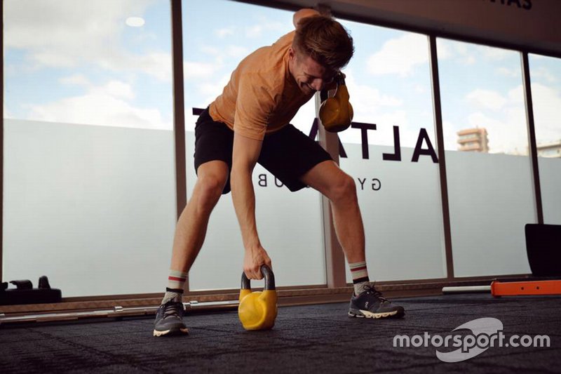 Das Gewicht: Das Mindestgewicht wird 2019 nicht für Auto und Fahrer gesamt gemessen, sondern die Fahrer (inklusive Helm, Overall und Sitzschale) werden separat gewogen. Mindestgewicht: 80 Kilogramm - ansonsten muss Ballast angebaut werden. Ein Vorteil für schwere Fahrer wie Nico (78 Kilogramm), die bisher benachteiligt waren.