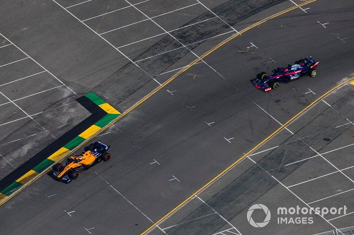 Carlos Sainz Jr., McLaren MCL34, Daniil Kvyat, Toro Rosso STR14