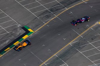 Carlos Sainz Jr., McLaren MCL34, voor Daniil Kvyat, Toro Rosso STR14