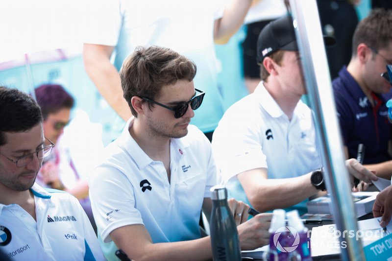 Tom Dillmann, NIO Formula E Team signe des autographes