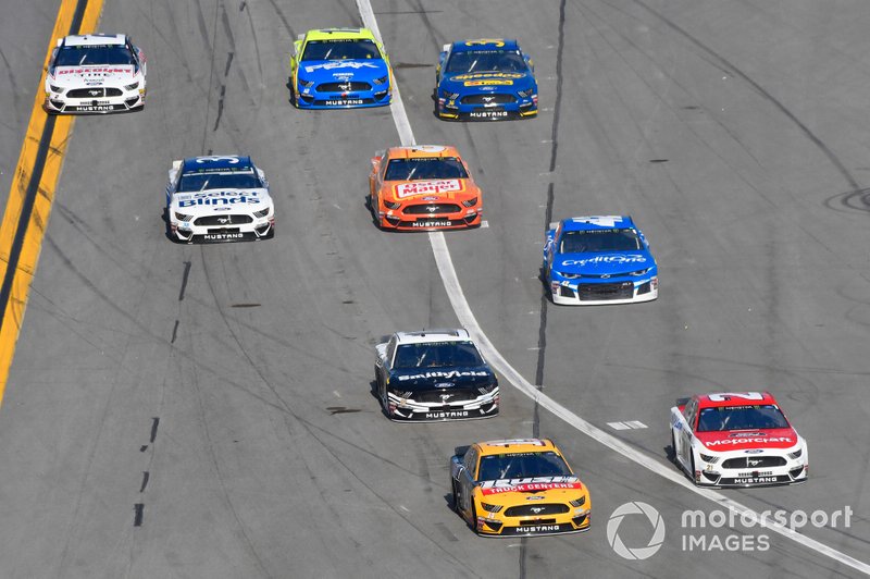 Clint Bowyer, Stewart-Haas Racing, Ford Mustang Rush Truck Centers/Mobil 1 and Paul Menard, Wood Brothers Racing, Ford Mustang Motorcraft / Quick Lane Tire & Auto Center pit stops