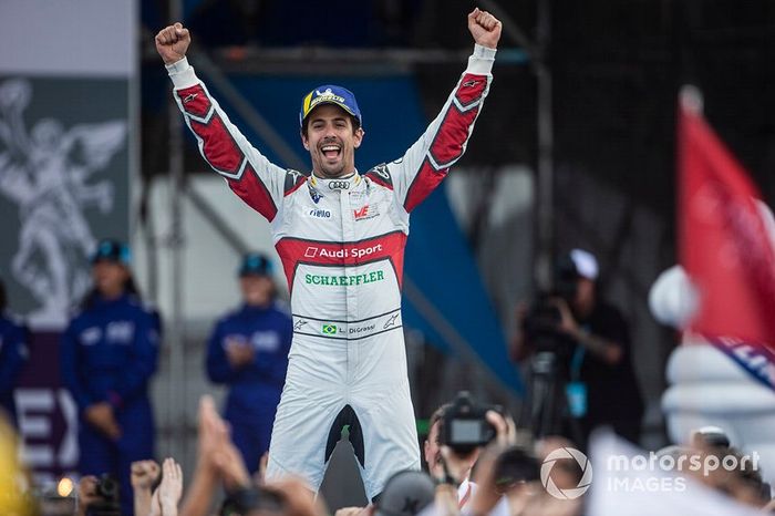 El ganador de la carrera Lucas Di Grassi, Audi Sport ABT Schaeffler celebra al victoria camino al podio