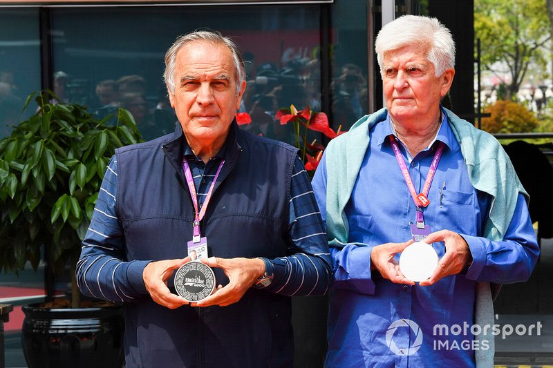 Giorgio Piola ve Roger Benoit, F1 1000. yarış sikkesini tanıtıyor
