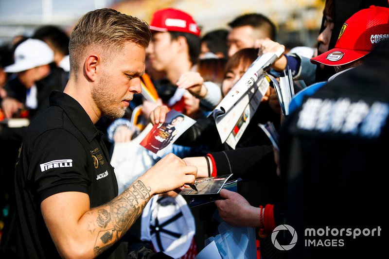 Kevin Magnussen, Haas F1 signs an autograph for a fan