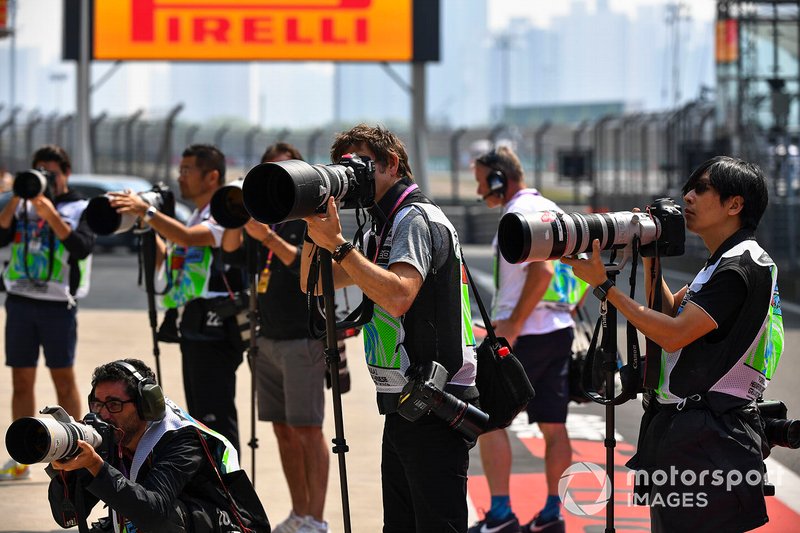Des photographes dans la voie des stands