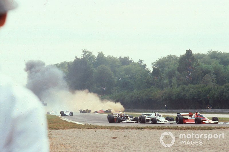 Arrancada y el choque de Ronnie Peterson, Lotus 78-Ford Cosworth