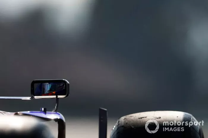 Alex Albon, Scuderia Toro Rosso STR14 mirror reflection