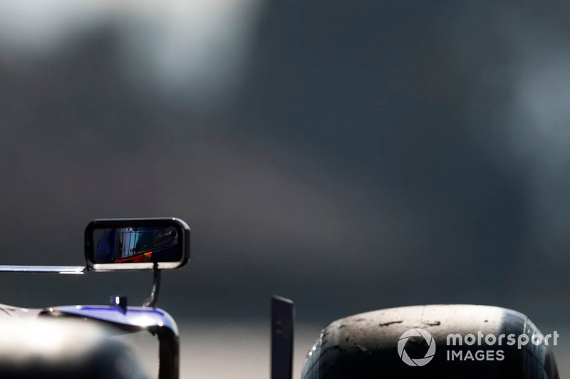 Alex Albon, Scuderia Toro Rosso STR14 mirror reflection