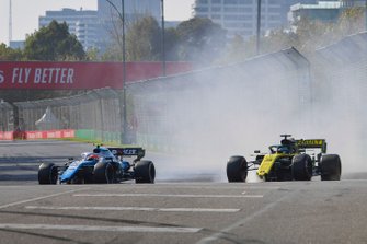 Robert Kubica, Williams FW42 et Daniel Ricciardo, Renault R.S.19 avec des dégâts