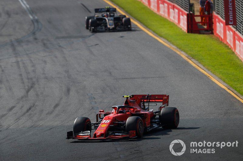 Charles Leclerc, Ferrari SF90, precede Kevin Magnussen, Haas F1 Team VF-19