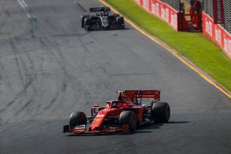 Charles Leclerc, Ferrari SF90, voor Kevin Magnussen, Haas F1 Team VF-19