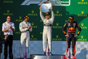 Winnaar Valtteri Bottas, Mercedes AMG F1 op het podium met Lewis Hamilton, Mercedes AMG F1 en Max Verstappen, Red Bull Racing