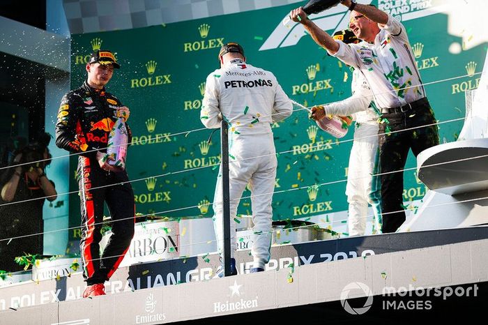 Max Verstappen, Red Bull Racing, Valtteri Bottas, Mercedes AMG F1, Lewis Hamilton, Mercedes AMG F1 y un representante de Mercedes