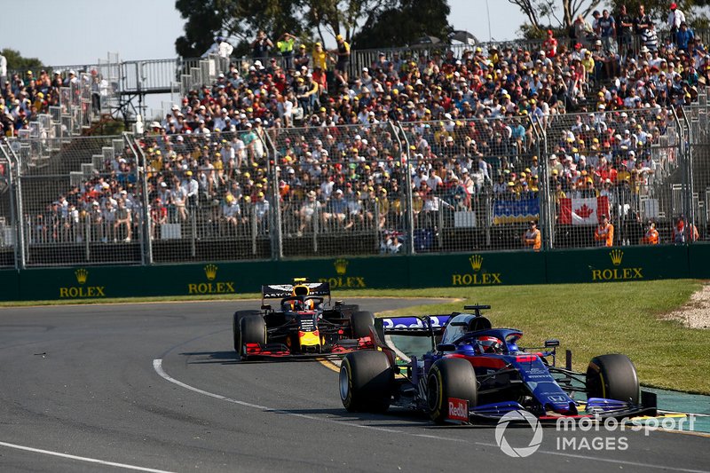 Daniil Kvyat, Toro Rosso STR14, precede Pierre Gasly, Red Bull Racing RB15