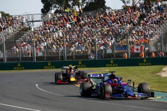Daniil Kvyat, Toro Rosso STR14, voor Pierre Gasly, Red Bull Racing RB15