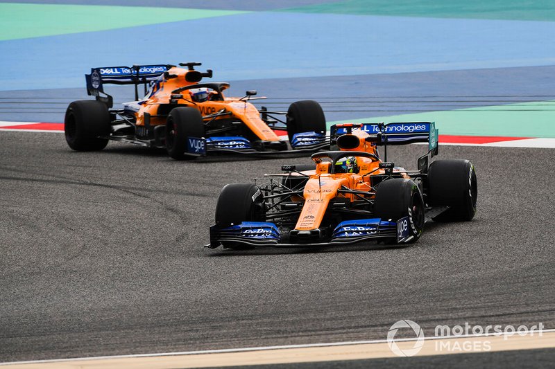 Lando Norris, McLaren MCL34 y Carlos Sainz Jr., McLaren MCL34
