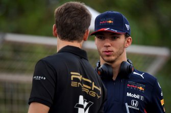 Romain Grosjean, Haas F1, ve Pierre Gasly, Red Bull Racing