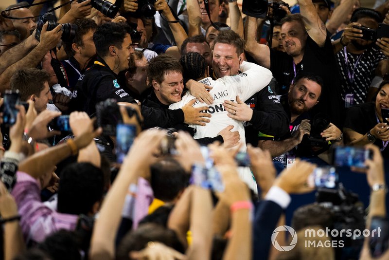 Lewis Hamilton, Mercedes AMG F1, vincitore, festeggia con il suo team