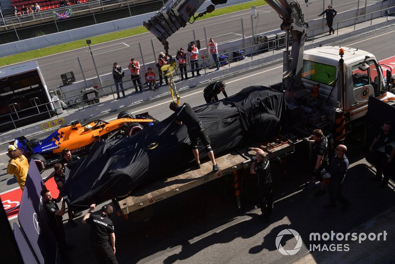 El monoplaza de Valtteri Bottas, Mercedes-AMG F1 W10 es llevado a los boxes