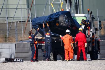 La voiture endommagée de Pierre Gasly, Red Bull Racing RB15 est ramenée