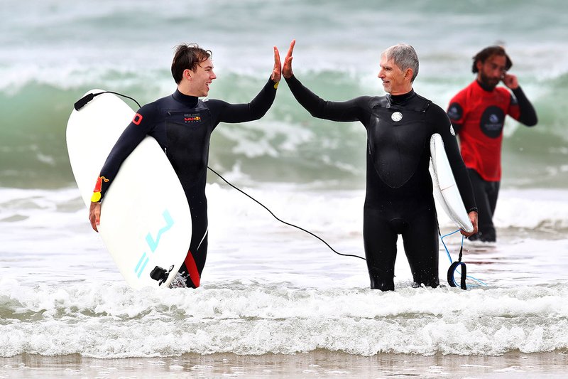 Pierre Gasly, Red Bull Racing, va a fare surf con Damon Hill