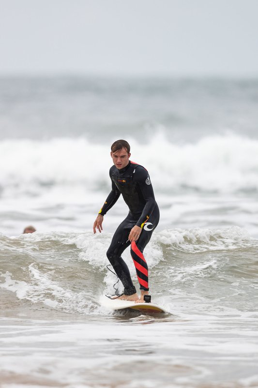Pierre Gasly fa surf a Torquay