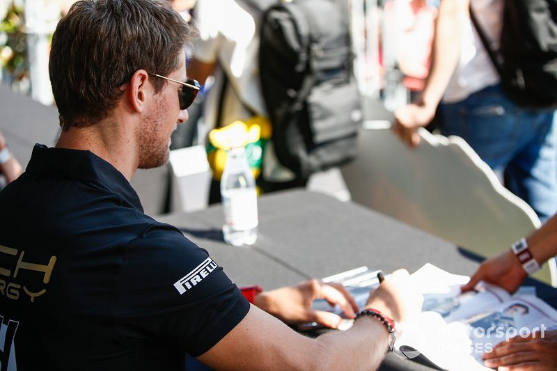 Romain Grosjean, Haas F1 Team, firma autografi ai tifosi