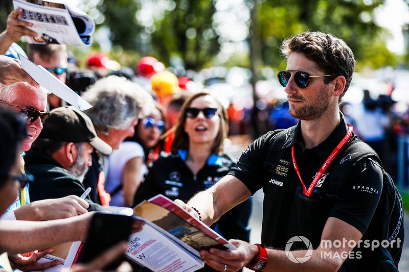 Romain Grosjean, Haas F1 Team, firma autografi ai tifosi