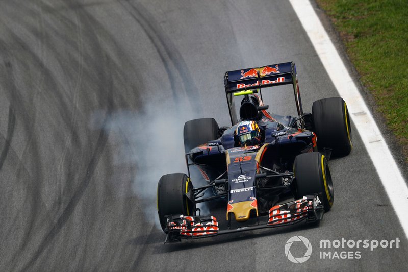 Carlos Sainz Jr, Toro Rosso STR11 Ferrari, blocca una delle ruote anteriori