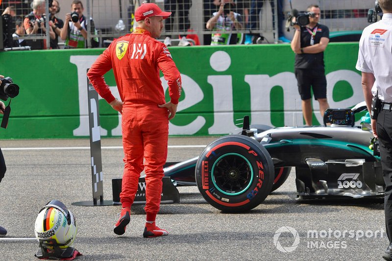 Sebastian Vettel, Ferrari, y el Mercedes AMG F1 W10