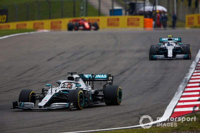 Lewis Hamilton, Mercedes AMG F1 W10, precede Valtteri Bottas, Mercedes AMG W10, e Charles Leclerc, Ferrari SF90