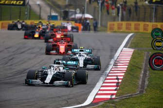 Lewis Hamilton, Mercedes AMG F1 W10, voor Valtteri Bottas, Mercedes AMG W10, Charles Leclerc, Ferrari SF90, Sebastian Vettel, Ferrari SF90, en Max Verstappen, Red Bull Racing RB15