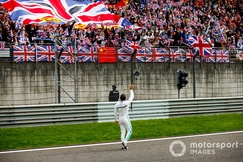 Lewis Hamilton, Mercedes AMG F1, celebra con los aficionados