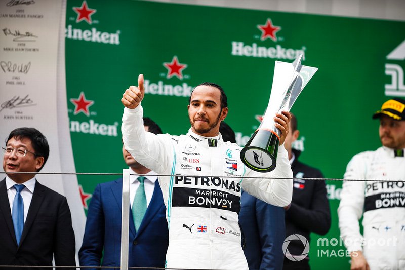 Lewis Hamilton, Mercedes AMG F1, con el trofeo en el podio