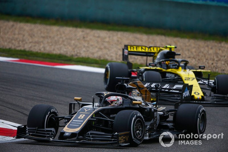 Romain Grosjean, Haas F1 Team VF-19, precede Nico Hulkenberg, Renault F1 Team R.S. 19