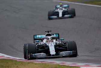 Lewis Hamilton, Mercedes AMG F1 W10, voor Valtteri Bottas, Mercedes AMG W10