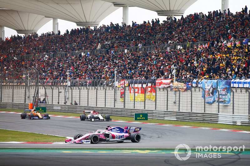Sergio Perez, Racing Point RP19, devant Kimi Raikkonen, Alfa Romeo Racing C38, et Lando Norris, McLaren MCL34