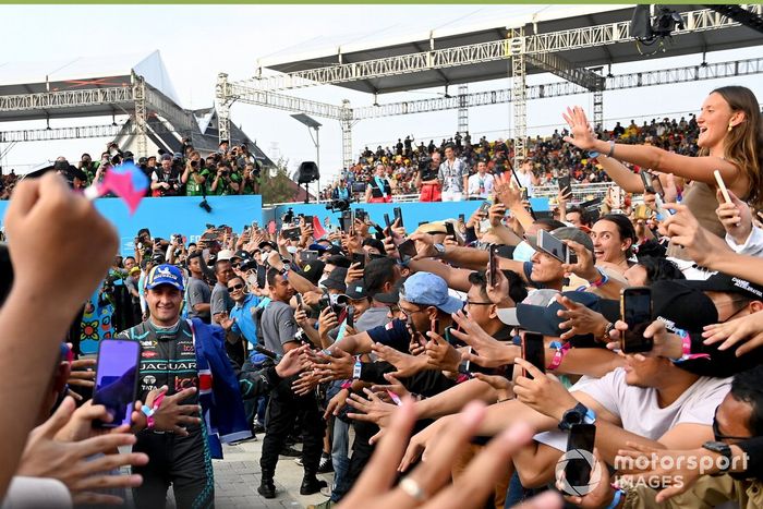 Mitch Evans, Jaguar Racing, 1ª posición, sube al podio