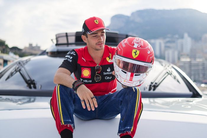 Charles Leclerc, Ferrari con su casco especial del GP de Mónaco