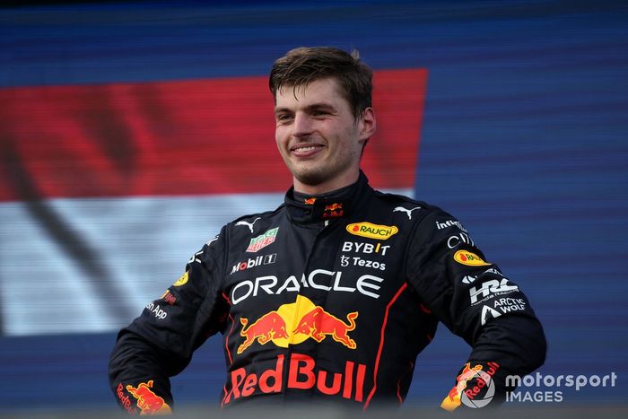 Max Verstappen, Red Bull Racing, 1ª posición, lo celebra en el podio