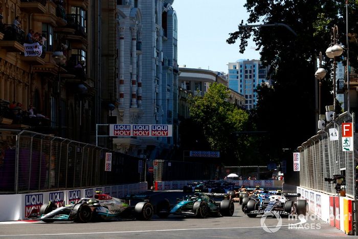 Lewis Hamilton, Mercedes W13, Sebastian Vettel, Aston Martin AMR22, Yuki Tsunoda, AlphaTauri AT03, el resto en la salida