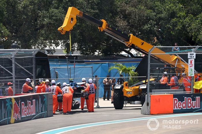 Los oficiales de pista retiran el coche dañado de Esteban Ocon, Alpine A522, tras un accidente