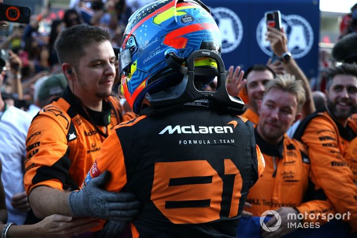 Charles Leclerc, Scuderia Ferrari, 2ª posición, Lando Norris, McLaren F1 Team, felicitan a Oscar Piastri, McLaren F1 Team, 1ª posición, en Parc Ferme