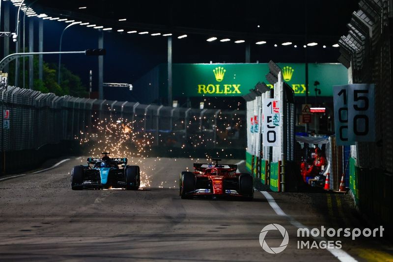 Charles Leclerc, Ferrari SF-24, George Russell, Mercedes F1 W15, mientras saltan chispas