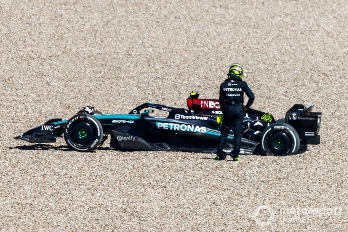 Lewis Hamilton, Mercedes F1 W15, se retira de la carrera en la grava tras un trompo