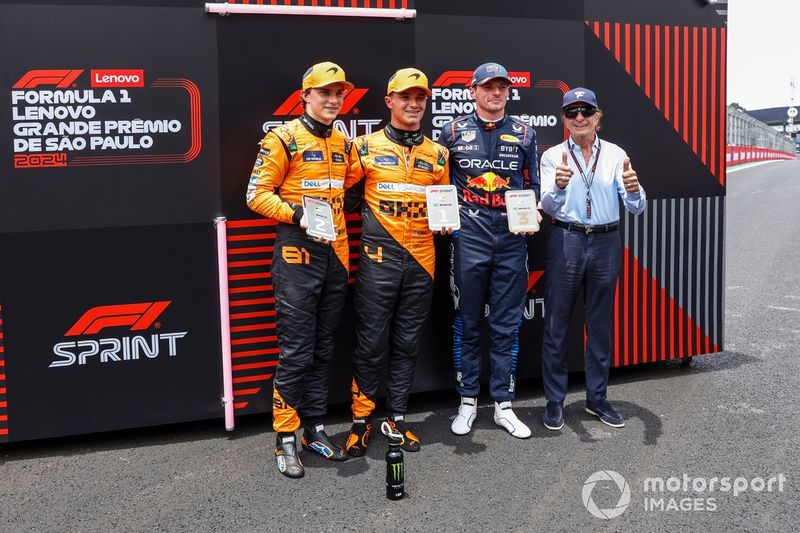 Oscar Piastri, McLaren F1 Team, 2ª posición, Lando Norris, McLaren F1 Team, 1ª posición, Max Verstappen, Red Bull Racing, 3ª posición, reciben sus trofeos Sprint de manos de Emerson Fittipaldi.