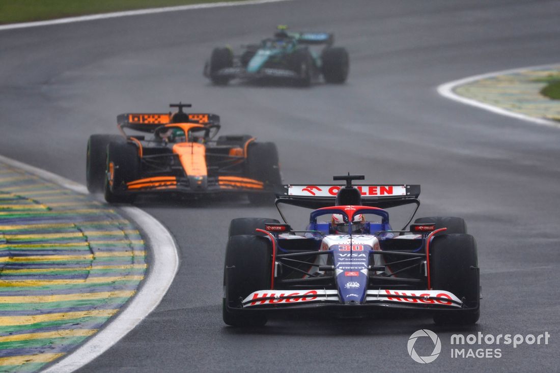 Liam Lawson, RB F1 Team VCARB 01, Oscar Piastri, McLaren MCL38 