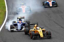 Kevin Magnussen, Renault Sport F1 Team RS16 leads Felipe Nasr, Sauber C35, who locks up under braking