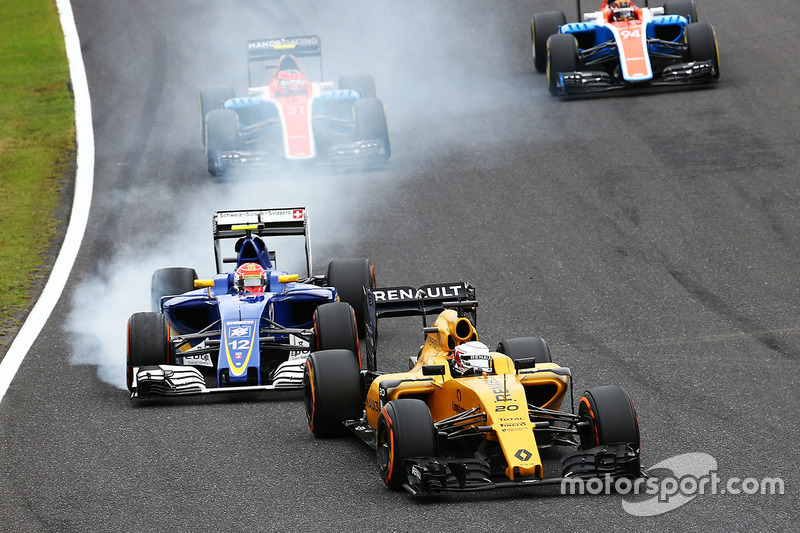 Kevin Magnussen, Renault Sport F1 Team RS16 leads Felipe Nasr, Sauber C35, who locks up under brakin